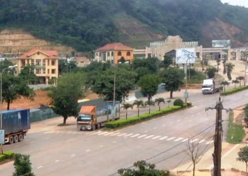 Những chiếc xe tai chở tr&acirc;u b&ograve; dễ d&agrave;ng qua cửa khẩu.