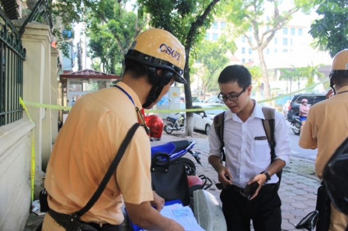 Nhiều người c&ograve;n bỡ ngỡ với việc bị xử phạt về h&agrave;nh vi vượt đ&egrave;n v&agrave;ng.