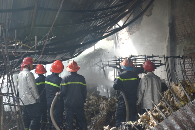 Lực lượng PCCC c&oacute; mặt kịp thời tiến h&agrave;nh dập lửa.