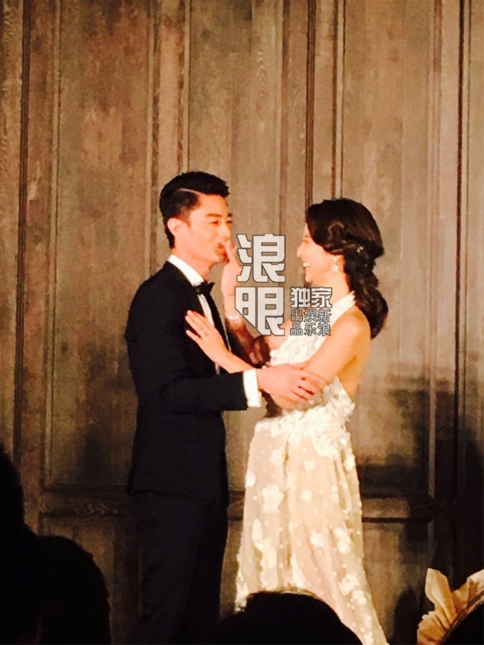 Trong trang phục v&aacute;y cưới trắng sang trọng, c&ocirc; d&acirc;u họ L&acirc;m lộ v&ograve;ng 2 mập mạp.