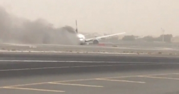 Máy bay Dubai bốc cháy nghi ngút khi hạ cánh bằng bụng