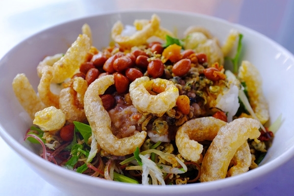 Cơm hến kh&ocirc;ng chỉ ngon m&agrave; c&ograve;n được người l&agrave;m tr&igrave;nh b&agrave;y thật đẹp mắt. Ảnh: Nh&agrave; h&agrave;ng N&eacute;t Huế.