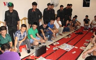 Bắt 27 đối tượng đánh bạc, thu giữ súng và hơn 1 tỷ đồng