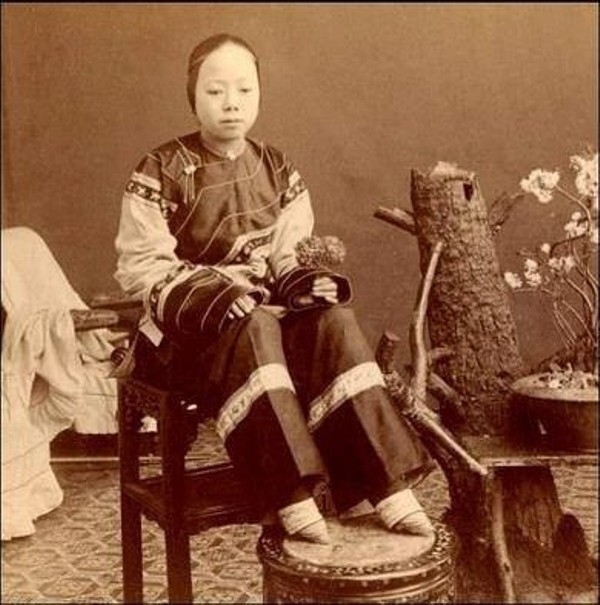 Tục b&oacute; ch&acirc;n thể hiện đức hạnh v&agrave; phẩm chất của người phụ nữ.