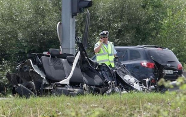 Chiếc xe vỡ đ&ocirc;i sau va chạm mạnh. Ảnh:&nbsp;MR.