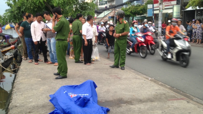 Hơn 2 giờ đồng hồ thi thể anh T&iacute;n mới đươc t&igrave;m thấy.