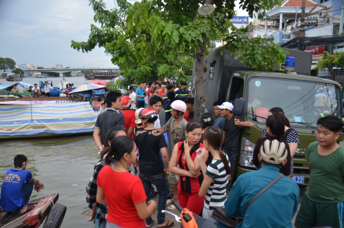 Người d&acirc;n hiếu k&igrave; tập trung theo d&otilde;i vụ việc.