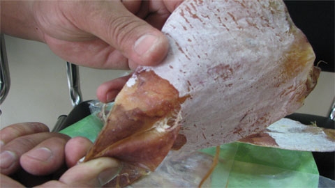 C&aacute;ch ph&acirc;n biệt mực kh&ocirc; thật - giả đầu ti&ecirc;n đ&oacute; l&agrave; dựa v&agrave;o h&igrave;nh thức&nbsp;