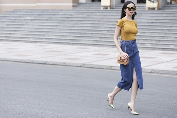 Phan Thị Mơ tự tin dạo phố.