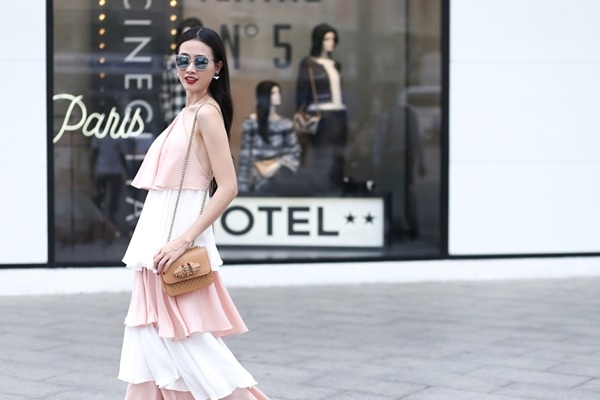 Phong c&aacute;ch vừa k&iacute;n đ&aacute;o vừa gợi cảm.