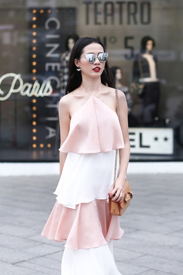 Chiếc v&aacute;y hồng quyến rũ.