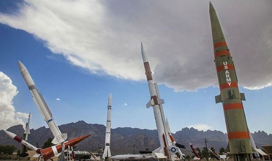 Một bảo t&agrave;ng lộ thi&ecirc;n ở White Sands Base, nơi trưng b&agrave;y nhiều loại t&ecirc;n lửa trong vụ thử nghiệm tại Khu thử nghiệm t&ecirc;n lửa White Sands, ph&iacute;a Nam nơi xảy ra vụ nổ bom nguy&ecirc;n tử Trinity.