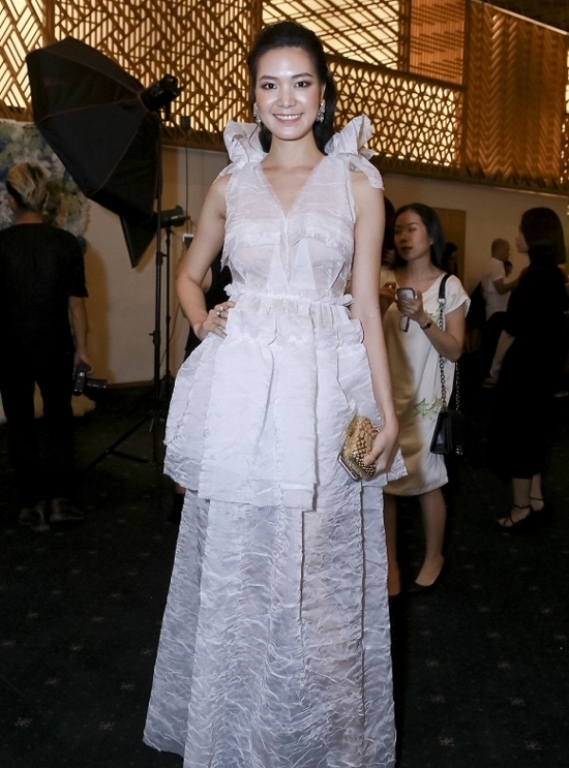 C&oacute; vẻ như chiếc v&aacute;y của Th&ugrave;y Dung đ&atilde; được c&aacute;c nh&agrave; thiết kế lấy cảm hứng từ giấy g&oacute;i hoa v&agrave; khăn trải b&agrave;n m&agrave; ra?.