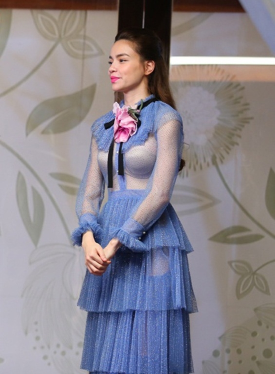 Chiếc v&aacute;y m&agrave;u xanh mang hương vị