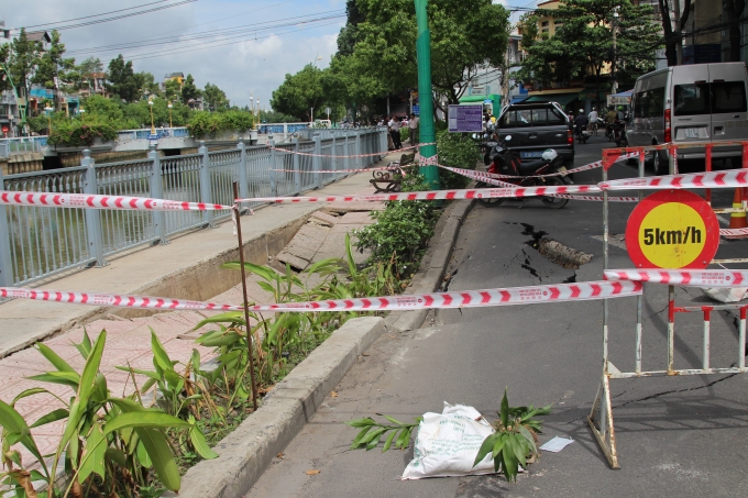 Hố tử thần rộng gần 10 m&eacute;t vu&ocirc;ng.