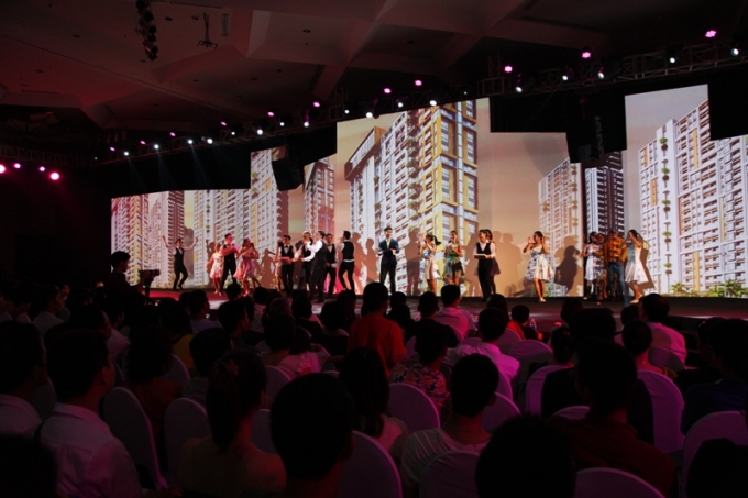 Nằm trong chuỗi Condotel của Si&ecirc;u Tổ hợp Cocobay, gần nhất với khu đại nh&agrave; h&agrave;ng l&ecirc;n tới 2.000 chỗ ngồi, s&acirc;n khấu ngo&agrave;i trời, nhạc nước..., nơi tập trung c&aacute;c hoạt động giải tr&iacute; cốt l&otilde;i, Coco Skyline Resort ti&ecirc;u chuẩn 4 sao gồm 02 t&ograve;a th&aacute;p cao 23 v&agrave; 28 tầng.