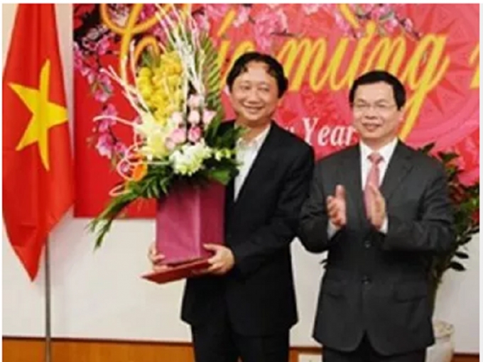 Sau khi l&atilde;nh đạo PVC g&acirc;y thua lỗ lớn, &ocirc;ng Trịnh Xu&acirc;n Thanh - Chủ tịch PVC đ&atilde; được lu&acirc;n chuyển về Bộ C&ocirc;ng Thương. Trong ảnh, &ocirc;ng Thanh nhận b&oacute; hoa ch&uacute;c mừng của &ocirc;ng Vũ Huy Ho&agrave;ng khi đ&oacute; l&agrave; Bộ trưởng.