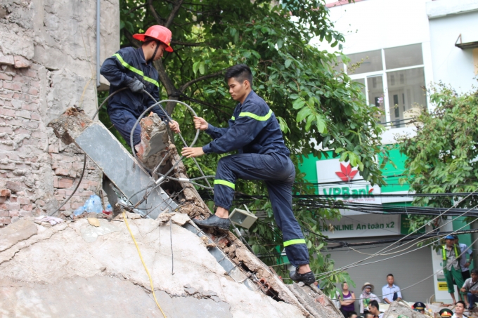 Lực lượng cứu hộ d&ugrave;ng c&aacute;p để cẩu c&aacute;c khối b&ecirc; t&ocirc;ng.