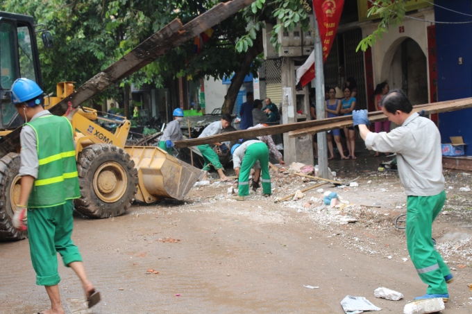 Đến khoảng 13 giờ, c&ocirc;ng nh&acirc;n m&ocirc;i trường c&ugrave;ng với c&aacute;c đơn vị chức năng vẫn đang c&oacute; mặt tại hiện trường để thu dọn v&agrave; điều tra nguy&ecirc;n nh&acirc;n vụ việc.