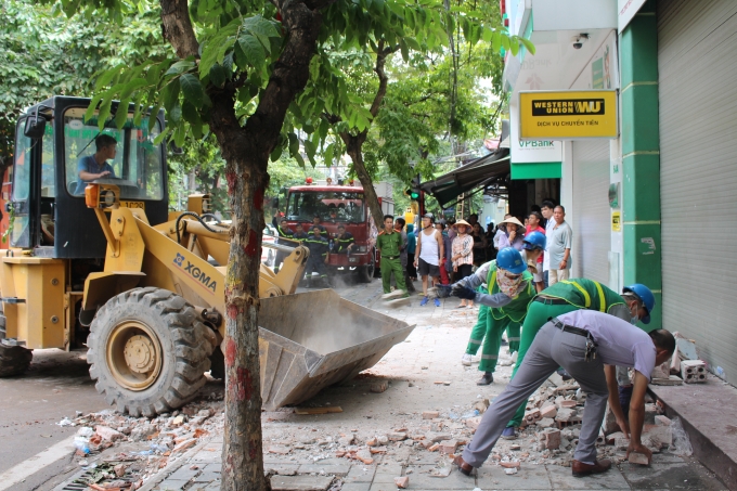 To&agrave;n cảnh giải cứu c&aacute;c nạn nh&acirc;n sau vụ nh&agrave; sập tại 43 Cửa Bắc