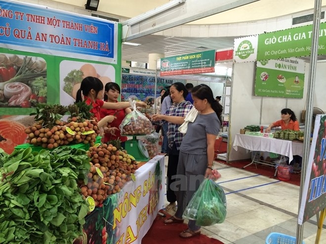 Người ti&ecirc;u d&ugrave;ng mua sắm c&aacute;c sản phẩm an to&agrave;n. Ảnh: Thanh T&acirc;m/Vietnam+