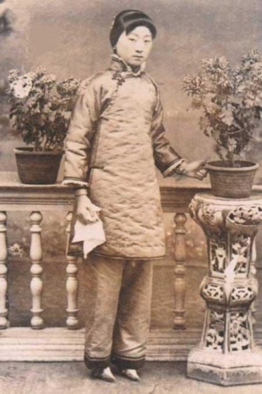 Người phụ nữ với g&oacute;t ch&acirc;n sen ba tấc ng&agrave;y xưa.