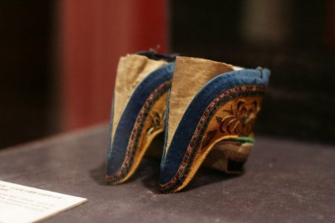 Đ&ocirc;i giay sen được thiết kế kh&aacute; tinh tế với đủ loại m&agrave;u sắc rực rỡ.