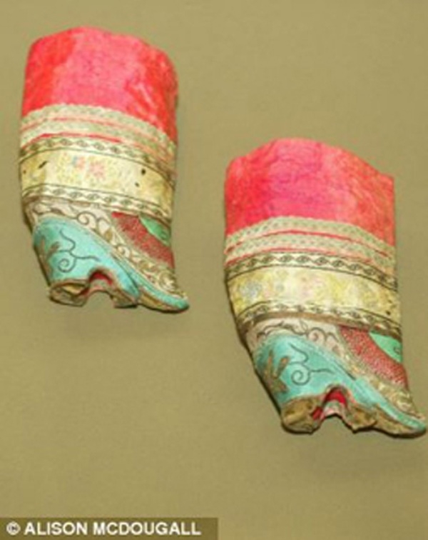 Đ&ocirc;i gi&agrave;y nhỏ xinh, c&oacute; thể để vừa trong l&ograve;ng b&agrave;n tay.