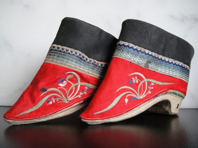 Gi&agrave;y của phụ nữ khi lấy chồng thường l&agrave; m&agrave;u đỏ.