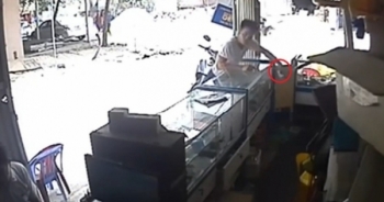 Clip: Thanh niên ung dung sử dụng điện thoại trộm được trước mặt chủ quán