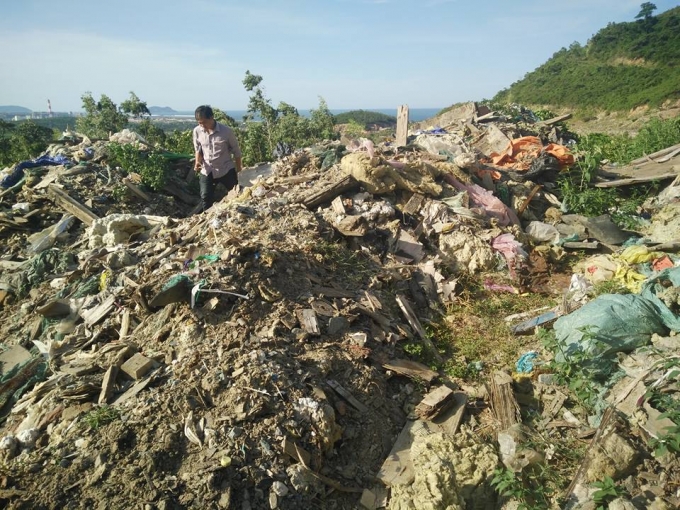 B&atilde;i r&aacute;c chỏng chơ giữa rừng, thuộc khu vực mỏ đ&aacute; 171 đ&atilde; ngừng hoạt động.