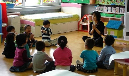 Nhiều cha mẹ c&oacute; th&oacute;i quen chia sẻ th&ocirc;ng tin về nơi con học tập, sở th&iacute;ch của con, điều n&agrave;y c&oacute; thể dẫn đến hậu quả kh&ocirc;ng hay khi trẻ lọt v&agrave;o tầm ngắm của tội phạm (ảnh minh họa).