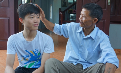 Con trai đỗ đạt khiến anh Bảng rất vui. Ảnh:&nbsp;L&ecirc; Ho&agrave;ng.