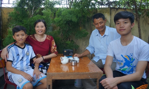 Ng&ocirc;i nh&agrave; nhỏ của cậu b&eacute; v&agrave;ng H&oacute;a học mấy ng&agrave;y nay đầy ắp tiếng cười. Ảnh:&nbsp;L&ecirc; Ho&agrave;ng.