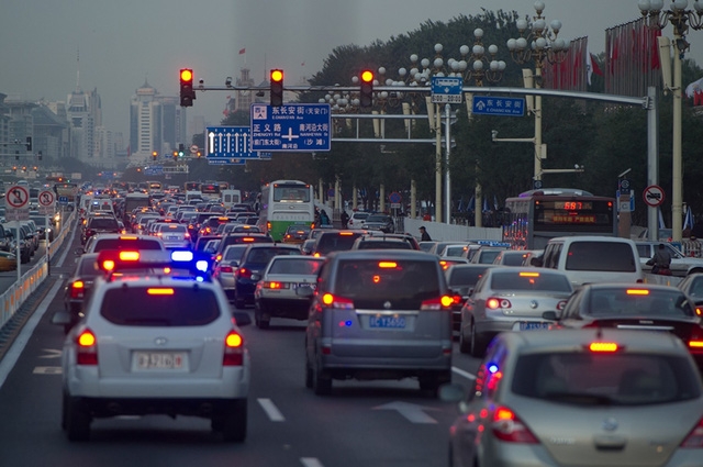 Khi tới gần đoạn đường giao cắt, thấy đ&egrave;n giao th&ocirc;ng chuyển v&agrave;ng, nhiều t&agrave;i xế kh&ocirc;ng cho xe chạy chậm lại m&agrave; c&ograve;n tăng tốc để cố kh&ocirc;ng phải dừng xe chờ đ&egrave;n đỏ.