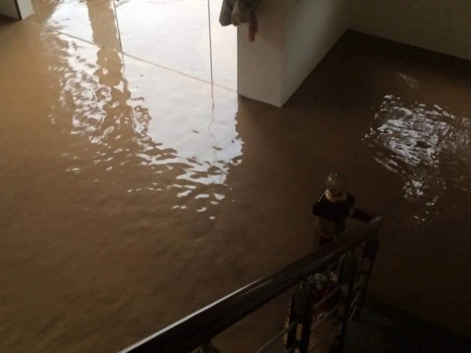 Nhiều ng&ocirc;i nh&agrave; ở TP L&agrave;o Cai cũng bị ngập s&acirc;u trong nước. Ảnh: Facebook.