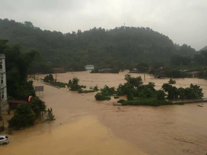 Tr&ecirc;n địa b&agrave;n tỉnh L&agrave;o Cai đ&atilde; xảy ra mưa lớn tr&ecirc;n diện rộng, k&egrave;m theo d&ocirc;ng lốc, s&eacute;t đ&aacute;nh, sạt lở đất v&agrave; lũ qu&eacute;t. Ảnh: Facebook.