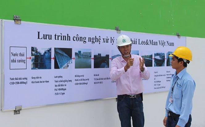 Đại diện của Lee &amp;amp;amp; Man giới thiệu hệ thống xử l&yacute; nước thải m&agrave; họ cho l&agrave; &ldquo;hiện đại nhất&rdquo; tại Nh&agrave; m&aacute;y giấy Lee &amp;amp;amp; Man, Hậu Giang &ndash; (Ảnh: Tiến Tr&igrave;nh B&aacute;o Tuổi trẻ).