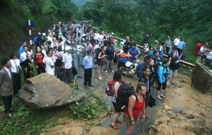 Mưa lũ tr&ecirc;n địa b&agrave;n L&agrave;o Cai khiến giao th&ocirc;ng nhiều nơi bị t&ecirc; liệt. Ảnh: Facebook.