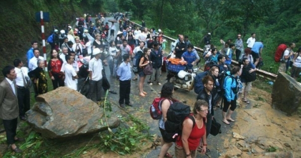 Lào Cai: Tạm cấm các phương tiện lưu thông trên QL 4D