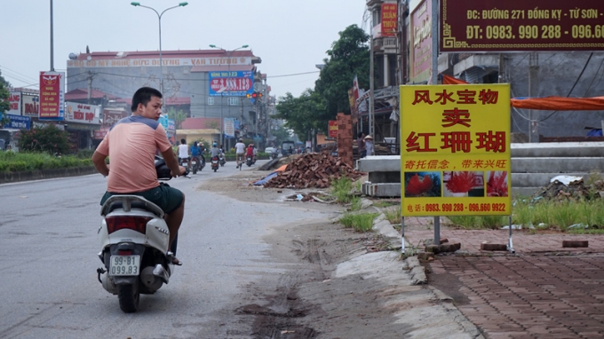 Cũng tr&ecirc;n mặt đường 271, đoạn qua phường Đồng Kỵ biển hiệu n&agrave;y kh&ocirc;ng c&oacute; chữ n&agrave;o tiếng Việt.