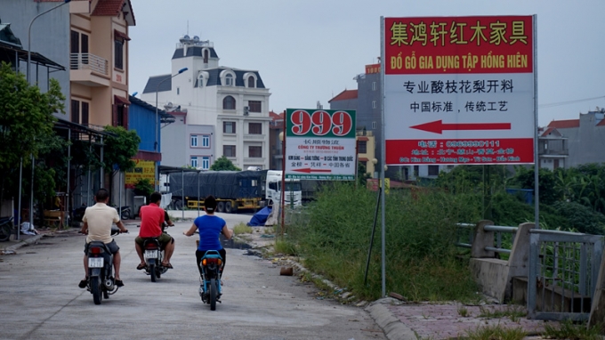 Những biển hiệu quảng c&aacute;o ven s&ocirc;ng Ngũ Huyện Kh&ecirc; thuộc địa phận th&ocirc;n Kim Bảng, x&atilde; Hương Mạc (thị x&atilde; Từ Sơn) to&agrave;n chữ Trung Quốc với vị tr&iacute;, k&iacute;ch cỡ đều vi phạm luật quảng c&aacute;o.