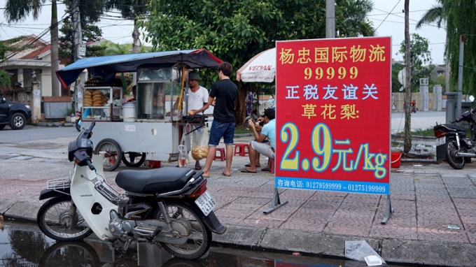 Ngay cả quầy b&aacute;n b&aacute;nh mỳ nằm tr&ecirc;n h&egrave; phố trung t&acirc;m x&atilde; Ph&ugrave; Kh&ecirc; cũng trưng biển hiệu to&agrave;n chữ tiếng Trung.