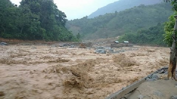 Thủ tướng Ch&iacute;nh phủ chỉ đạo c&aacute;c ban ng&agrave;nh ứng ph&oacute;, khắc phục hậu quả mưa lũ ở L&agrave;o Cai. Ảnh: Facebook.