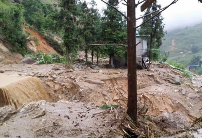 Tuyến Quốc lộ 4D (th&agrave;nh phố L&agrave;o Cai đi Sa Pa) bị sạt ta luy đường g&acirc;y tắc đường. (Ảnh Vnexpress)