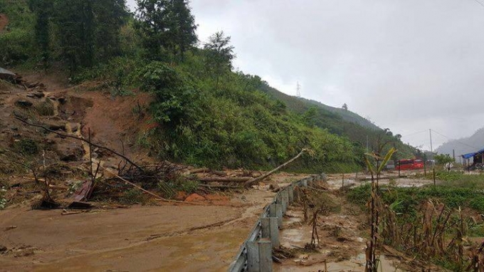 Nhiều đoạn tr&ecirc;n QL 4D bị sạt lở nghi&ecirc;m trọng. Ảnh: Facebook.