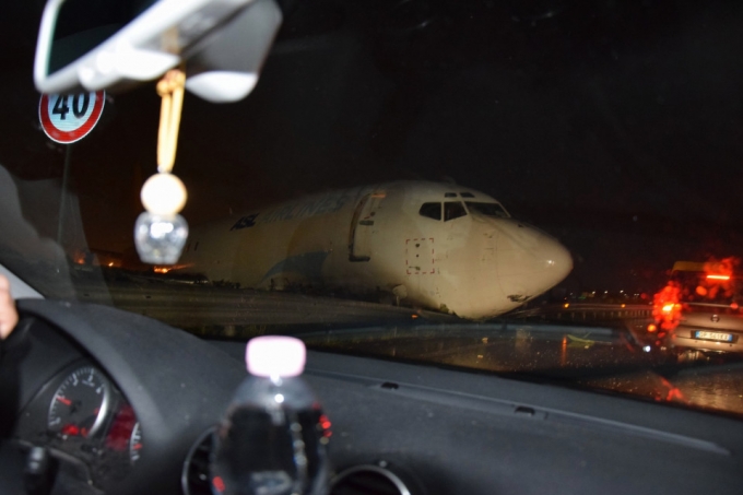 Chiếc m&aacute;y bay rơi xuống chắn ngang đường cao tốc.