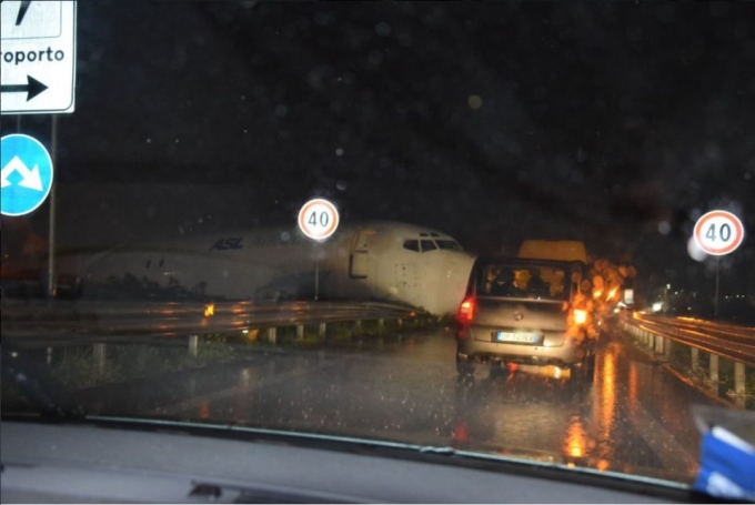 C&aacute;c phương tiện di chuyển qua khu vực rất kh&oacute; khăn, &ugrave;n tắc xảy ra.