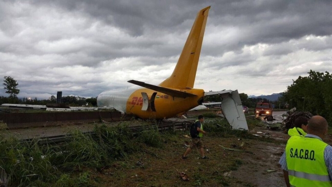 Tai nạn m&aacute;y bay tại Italy, giao th&ocirc;ng &ugrave;n tắc nghi&ecirc;m trọng