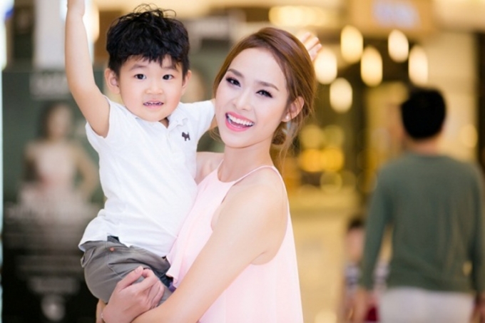 Tất cả thời gian rảnh, Diệp Bảo Ngọc đều d&agrave;nh hết cho con trai của m&igrave;nh.